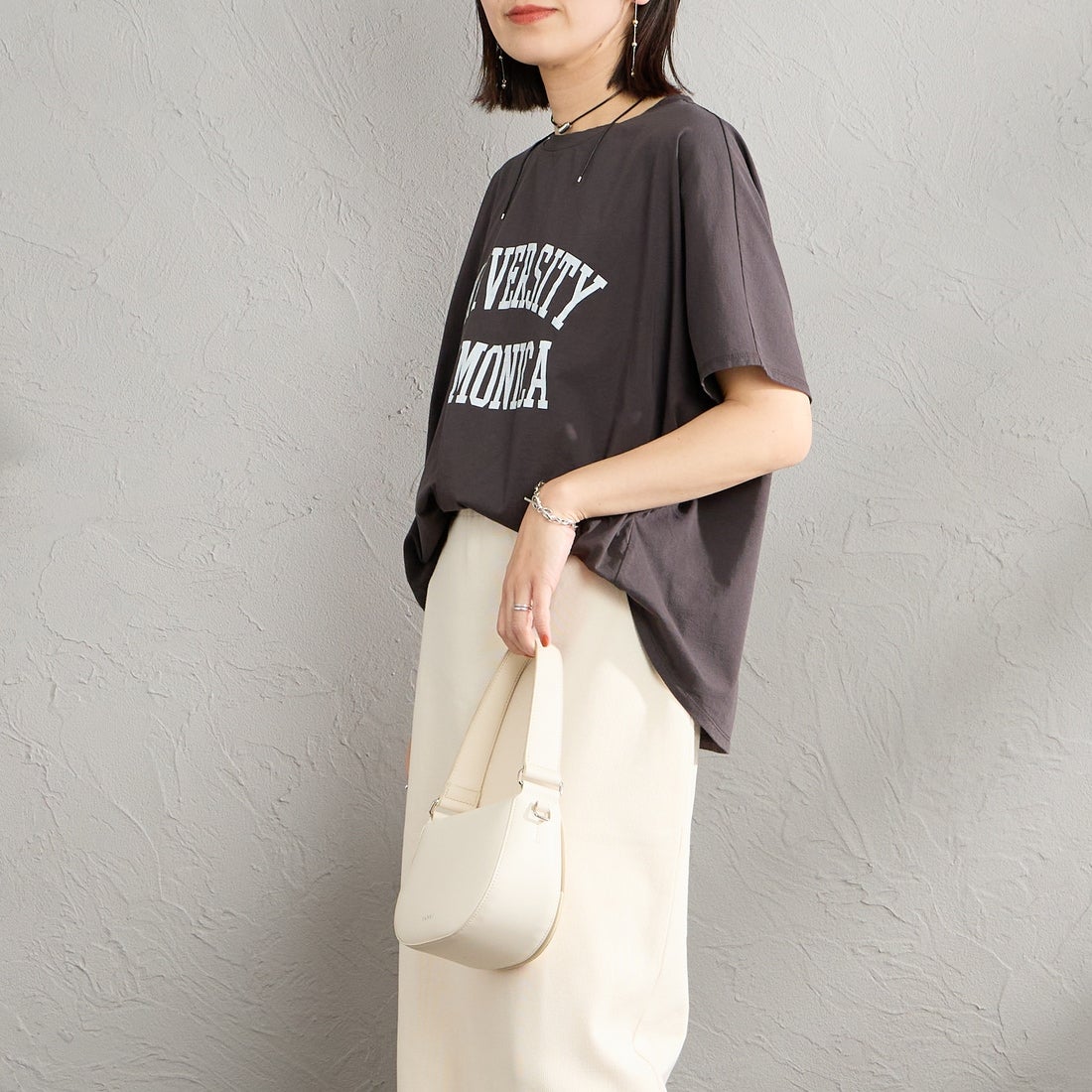 MICA&DEAL × JEANSFACTORY [マイカアンドディール × ジーンズファクトリー] 別注 ワイドシルエット UNIVERSITY カレッジプリントTシャツ [0126209176-JF] SUMIKURO &&モデル身長：160cm 着用サイズ：F&&