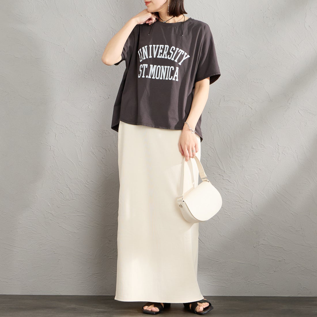 MICA&DEAL × JEANSFACTORY [マイカアンドディール × ジーンズファクトリー] 別注 ワイドシルエット UNIVERSITY カレッジプリントTシャツ [0126209176-JF] SUMIKURO &&モデル身長：160cm 着用サイズ：F&&