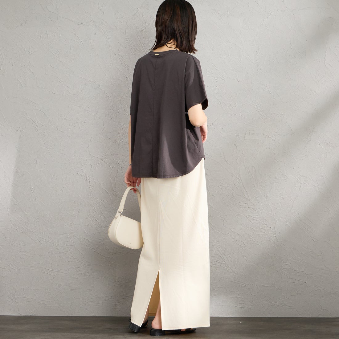 MICA&DEAL × JEANSFACTORY [マイカアンドディール × ジーンズファクトリー] 別注 ワイドシルエット UNIVERSITY カレッジプリントTシャツ [0126209176-JF] SUMIKURO &&モデル身長：160cm 着用サイズ：F&&