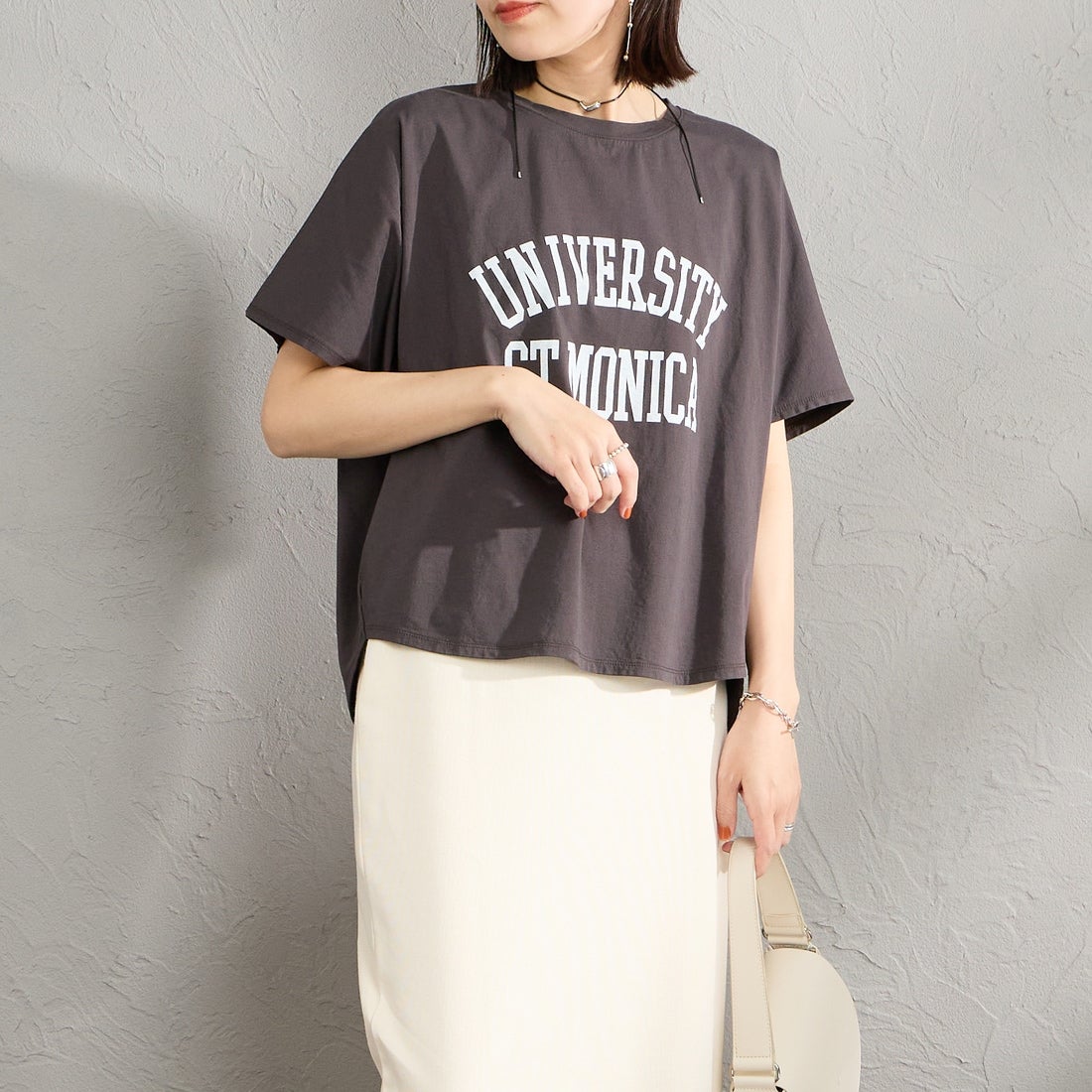 MICA&DEAL × JEANSFACTORY [マイカアンドディール × ジーンズファクトリー] 別注 ワイドシルエット UNIVERSITY カレッジプリントTシャツ [0126209176-JF] SUMIKURO &&モデル身長：160cm 着用サイズ：F&&