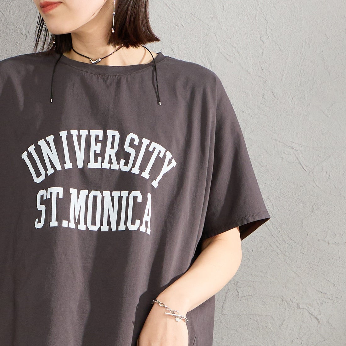 MICA&DEAL × JEANSFACTORY [マイカアンドディール × ジーンズファクトリー] 別注 ワイドシルエット UNIVERSITY カレッジプリントTシャツ [0126209176-JF] SUMIKURO &&モデル身長：160cm 着用サイズ：F&&