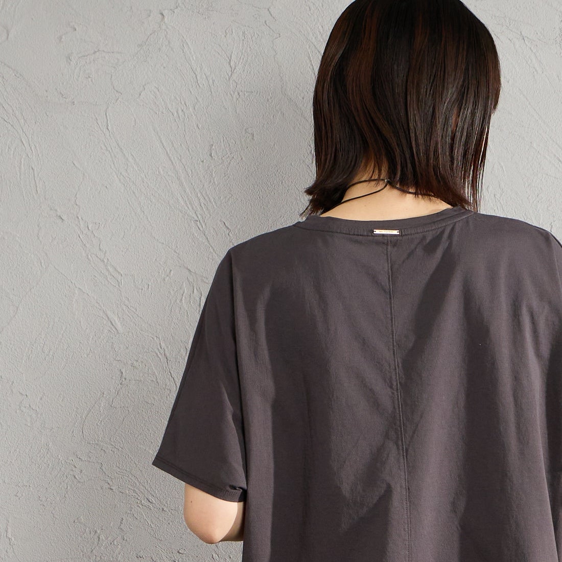 MICA&DEAL × JEANSFACTORY [マイカアンドディール × ジーンズファクトリー] 別注 ワイドシルエット UNIVERSITY カレッジプリントTシャツ [0126209176-JF] SUMIKURO &&モデル身長：160cm 着用サイズ：F&&