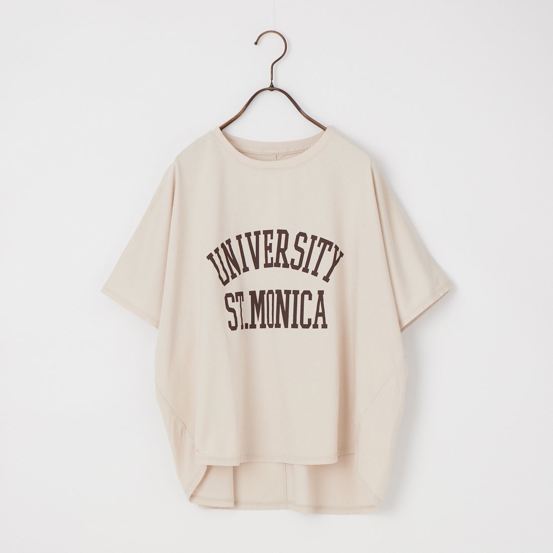 MICA&DEAL × JEANSFACTORY [マイカアンドディール × ジーンズファクトリー] 別注 ワイドシルエット UNIVERSITY カレッジプリントTシャツ [0126209176-JF] L.BEIGE