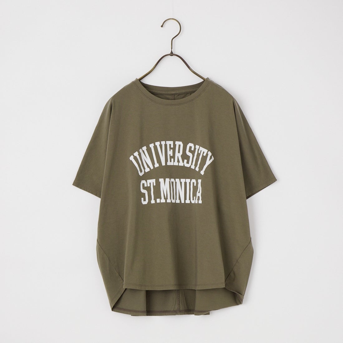 MICA&DEAL × JEANSFACTORY [マイカアンドディール × ジーンズファクトリー] 別注 ワイドシルエット UNIVERSITY カレッジプリントTシャツ [0126209176-JF] KHAKI