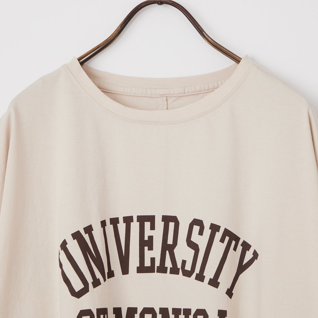 MICA&DEAL × JEANSFACTORY [マイカアンドディール × ジーンズファクトリー] 別注 ワイドシルエット UNIVERSITY カレッジプリントTシャツ [0126209176-JF] L.BEIGE