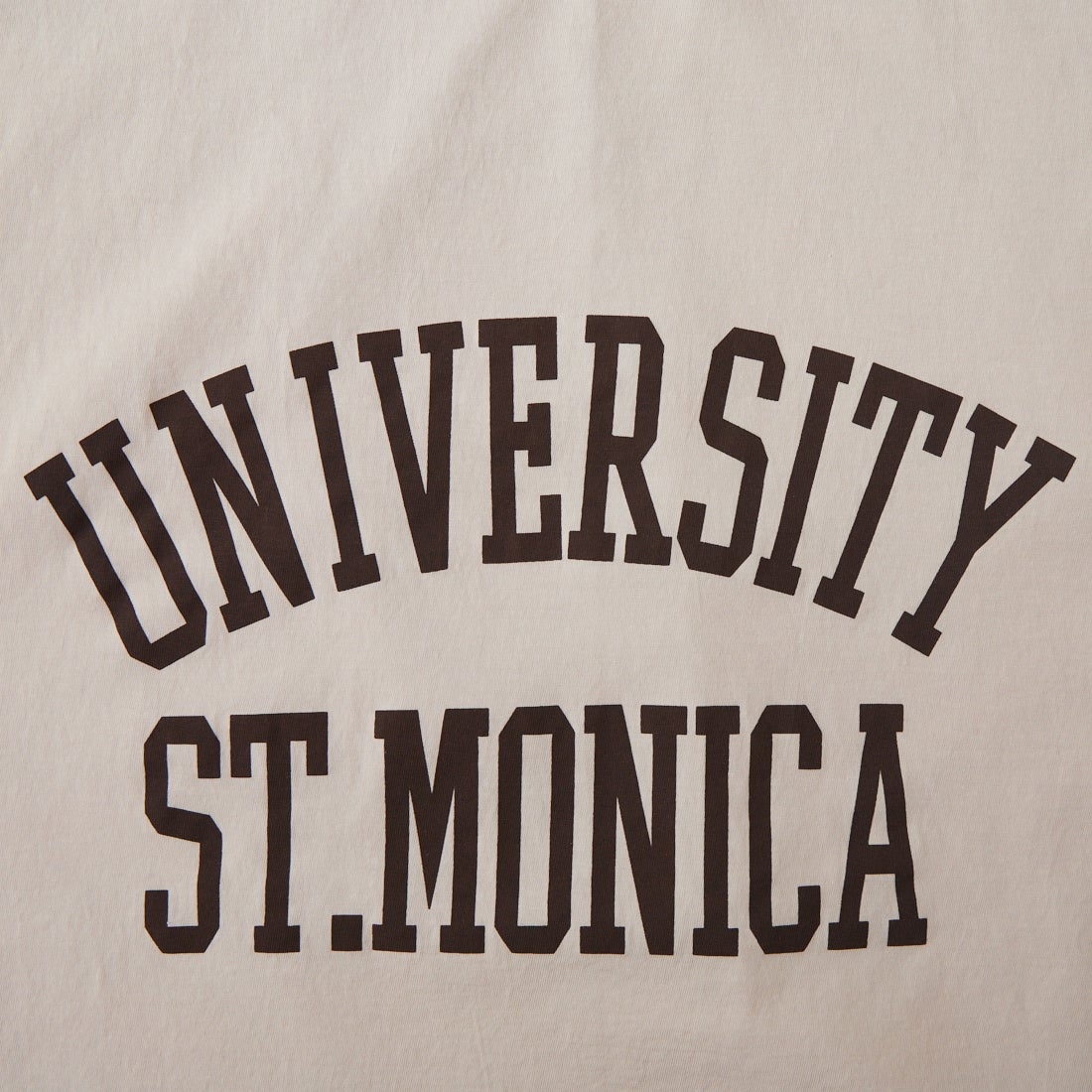 MICA&DEAL × JEANSFACTORY [マイカアンドディール × ジーンズファクトリー] 別注 ワイドシルエット UNIVERSITY カレッジプリントTシャツ [0126209176-JF] L.BEIGE