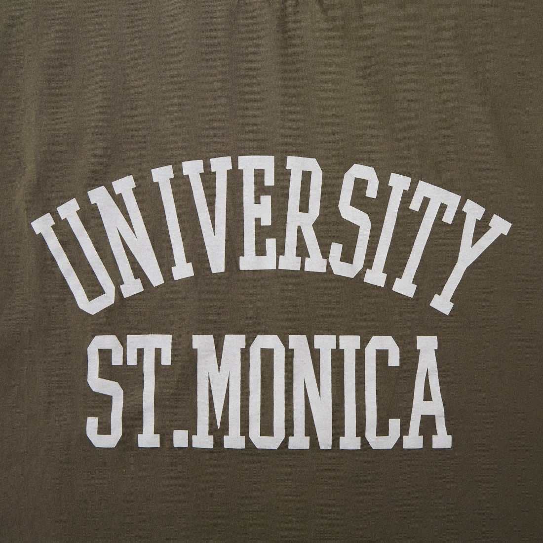 MICA&DEAL × JEANSFACTORY [マイカアンドディール × ジーンズファクトリー] 別注 ワイドシルエット UNIVERSITY カレッジプリントTシャツ [0126209176-JF] KHAKI