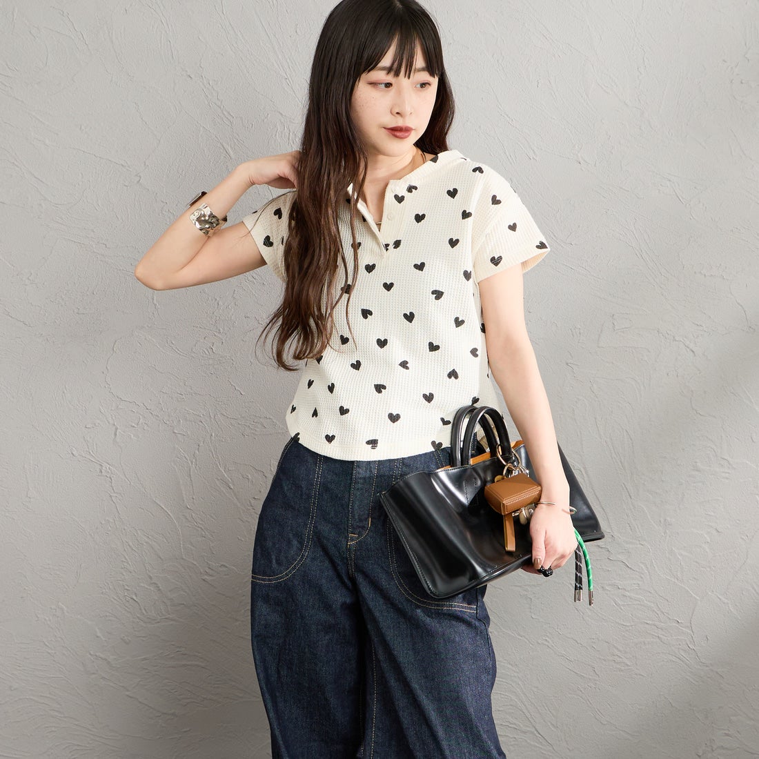 JE MORGAN [ジェイイーモーガン] 別注 ワッフル ヘンリーネックTシャツ [JG120-29S-JF] 08 BLACK &&モデル身長：150cm 着用サイズ：F&&