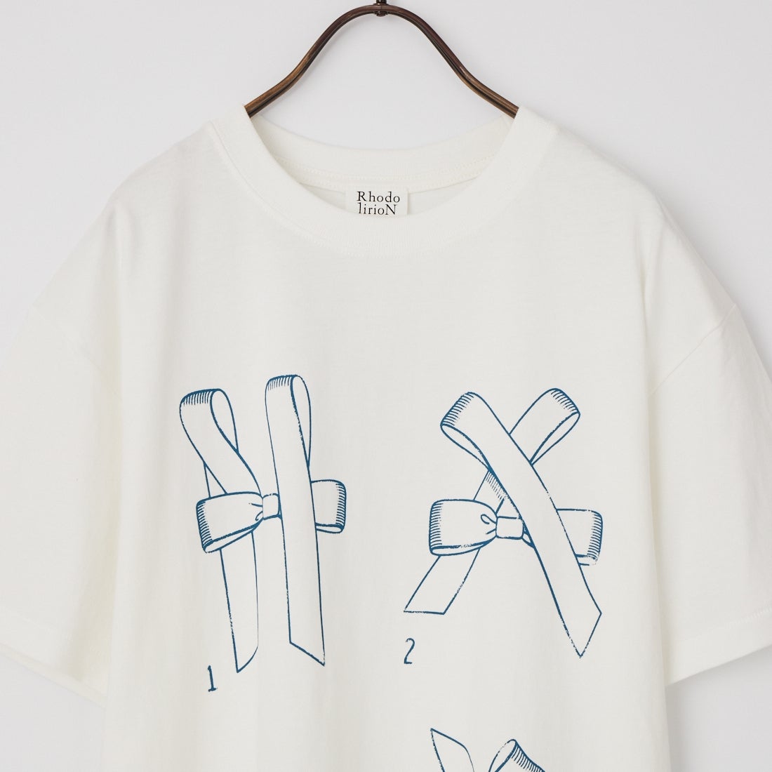 RhodolirioN [ロドリリオン] PRINTED MAKING A BOW WITH RIBBON TEE [SW1058] A WHITE