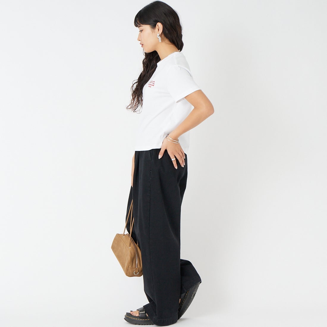 A.P.C. [アー・ペー・セー] Boxy Rue Madame Tシャツ [BOXY-RUE-MADAME] 90 BLANC &&モデル身長：162cm 着用サイズ：S&&
