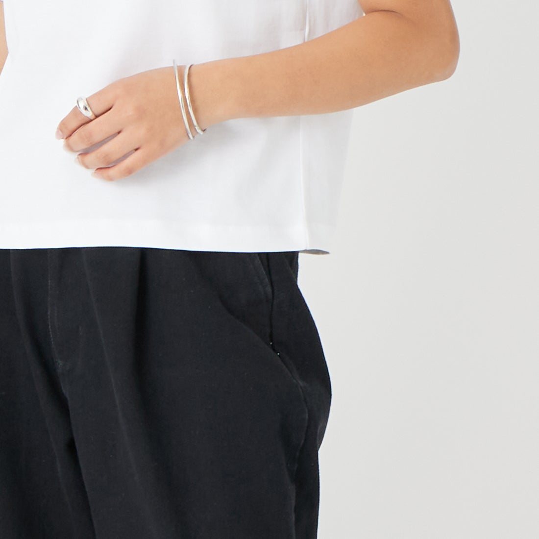 A.P.C. [アー・ペー・セー] Boxy Rue Madame Tシャツ [BOXY-RUE-MADAME] 90 BLANC &&モデル身長：162cm 着用サイズ：S&&