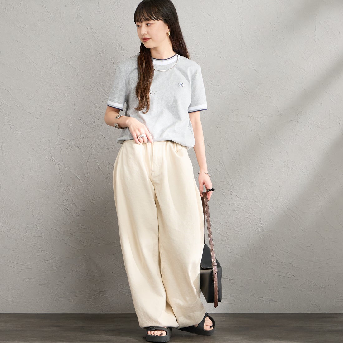 Calvin Klein [カルバンクライン] モノグラムロゴ刺繍 ストライプトリム Tシャツ [47F226G] P79 &&モデル身長：150cm 着用サイズ：XS&&