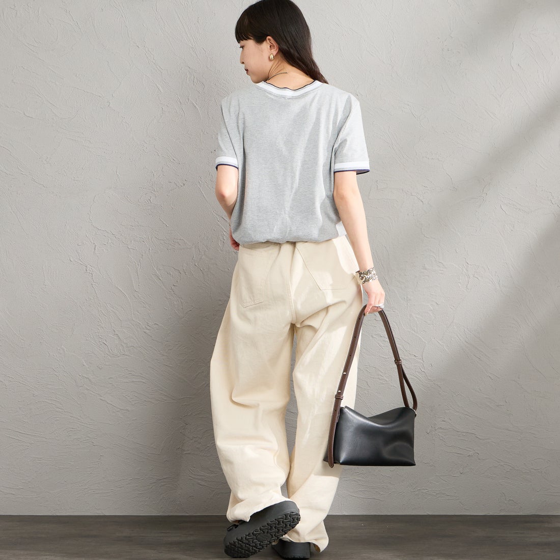 Calvin Klein [カルバンクライン] モノグラムロゴ刺繍 ストライプトリム Tシャツ [47F226G] P79 &&モデル身長：150cm 着用サイズ：XS&&