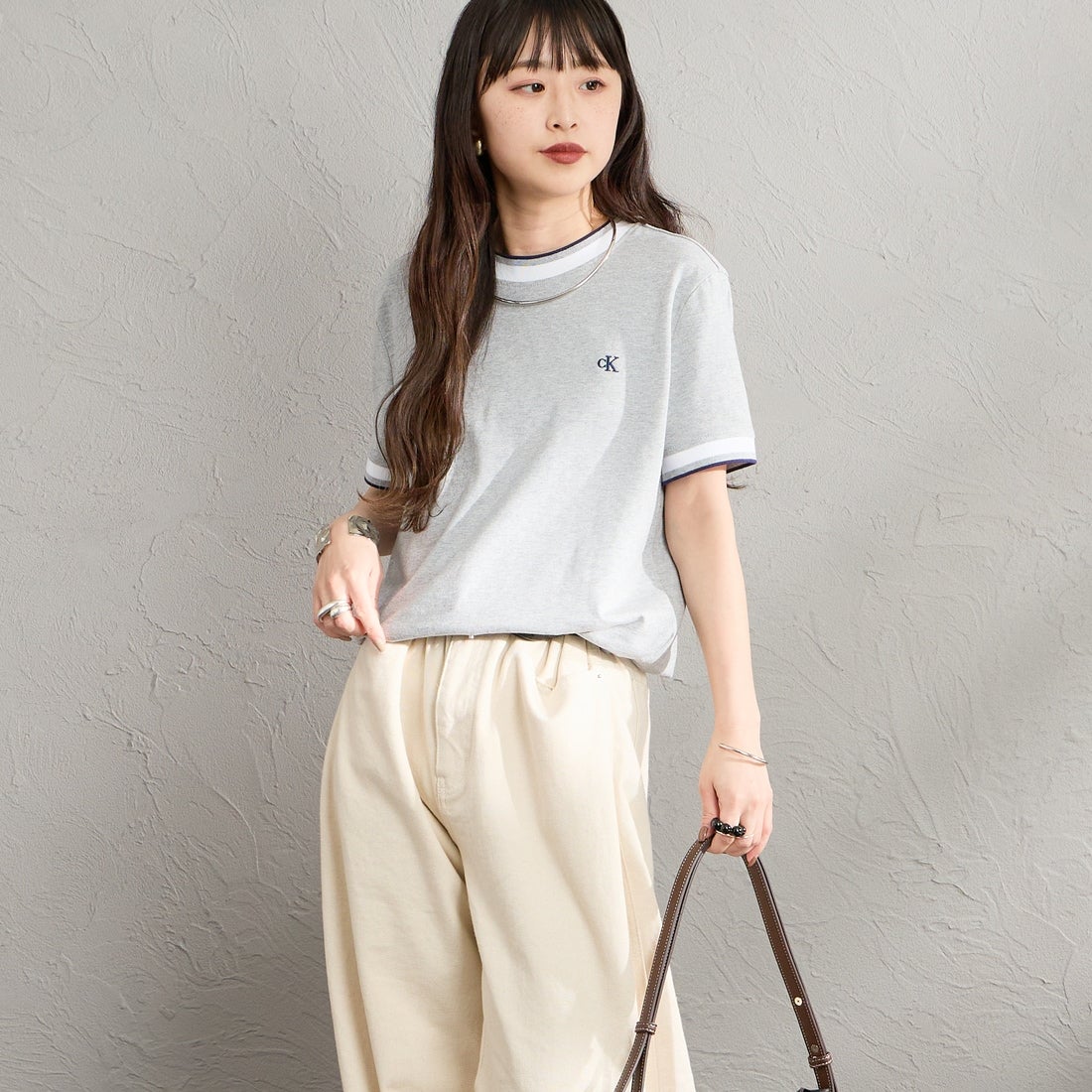 Calvin Klein [カルバンクライン] モノグラムロゴ刺繍 ストライプトリム Tシャツ [47F226G] P79 &&モデル身長：150cm 着用サイズ：XS&&