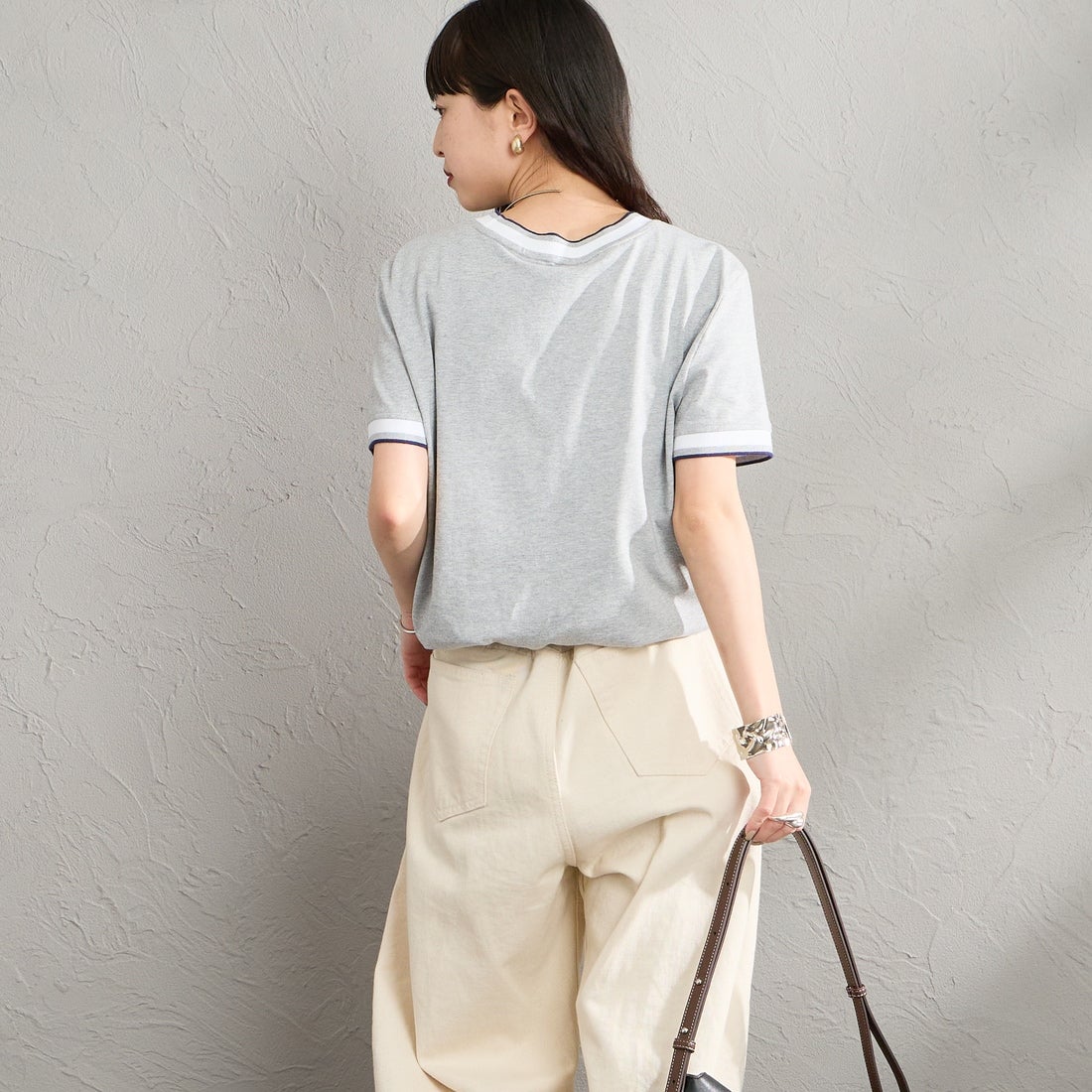 Calvin Klein [カルバンクライン] モノグラムロゴ刺繍 ストライプトリム Tシャツ [47F226G] P79 &&モデル身長：150cm 着用サイズ：XS&&