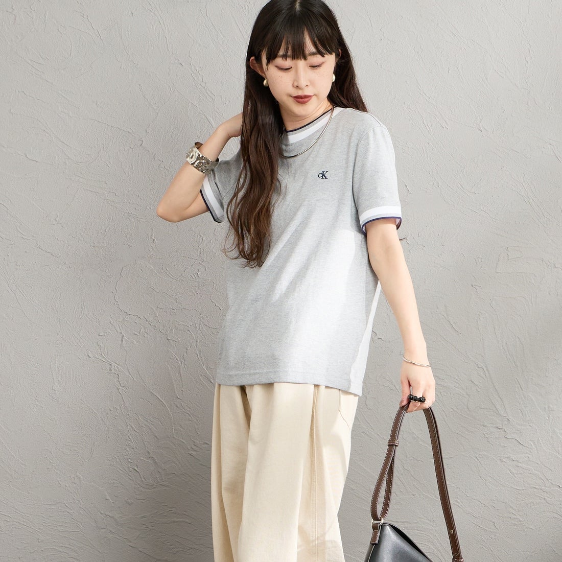 Calvin Klein [カルバンクライン] モノグラムロゴ刺繍 ストライプトリム Tシャツ [47F226G] P79 &&モデル身長：150cm 着用サイズ：XS&&