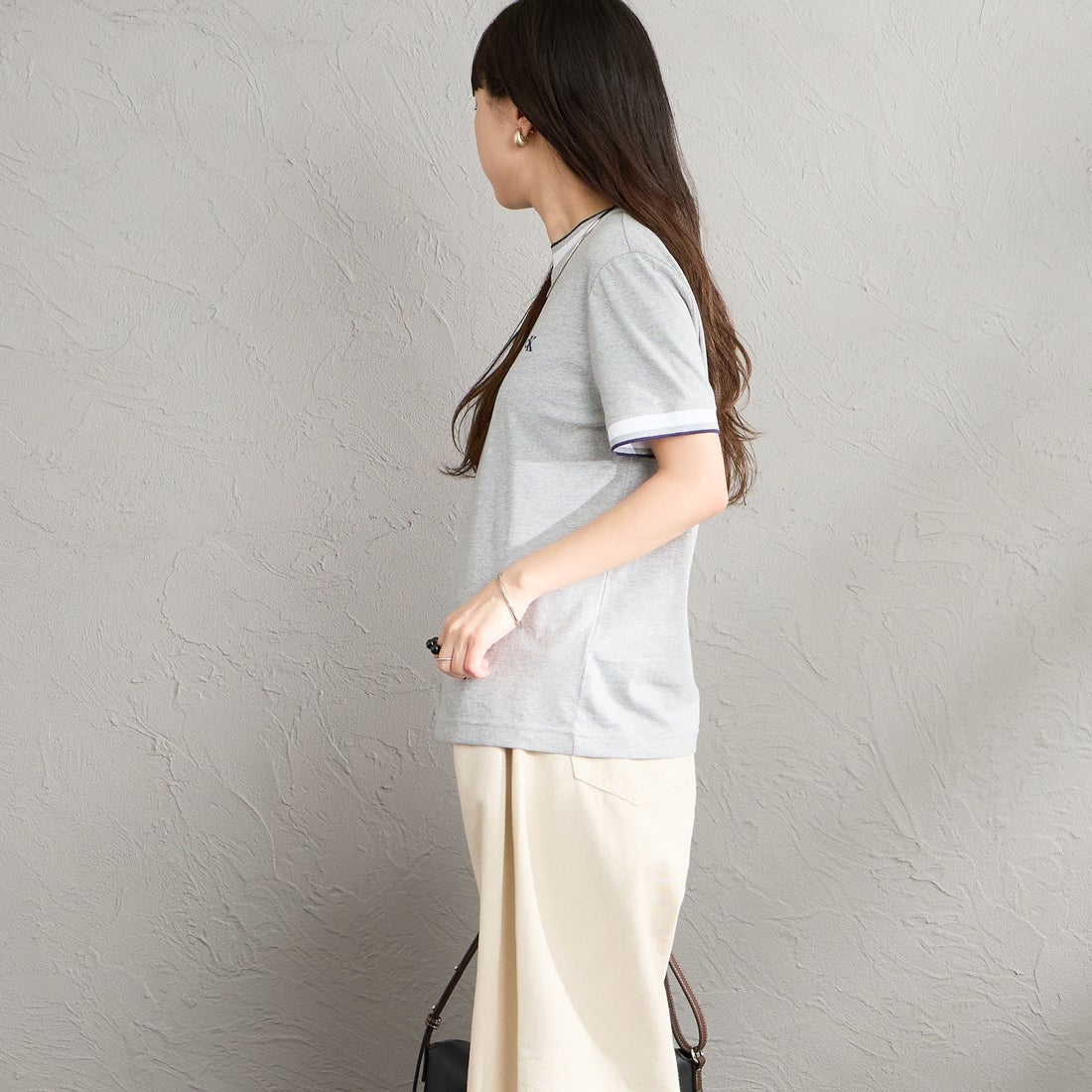 Calvin Klein [カルバンクライン] モノグラムロゴ刺繍 ストライプトリム Tシャツ [47F226G] P79 &&モデル身長：150cm 着用サイズ：XS&&