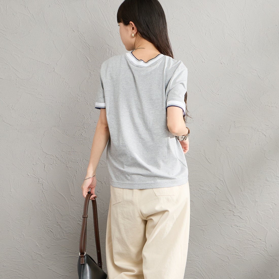 Calvin Klein [カルバンクライン] モノグラムロゴ刺繍 ストライプトリム Tシャツ [47F226G] P79 &&モデル身長：150cm 着用サイズ：XS&&