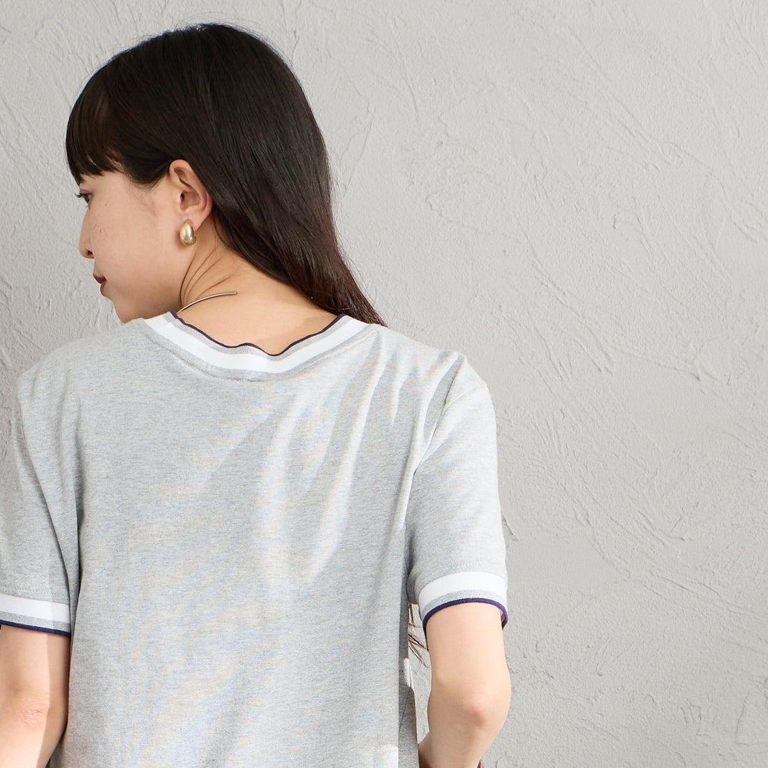 Calvin Klein [カルバンクライン] モノグラムロゴ刺繍 ストライプトリム Tシャツ [47F226G] P79 &&モデル身長：150cm 着用サイズ：XS&&