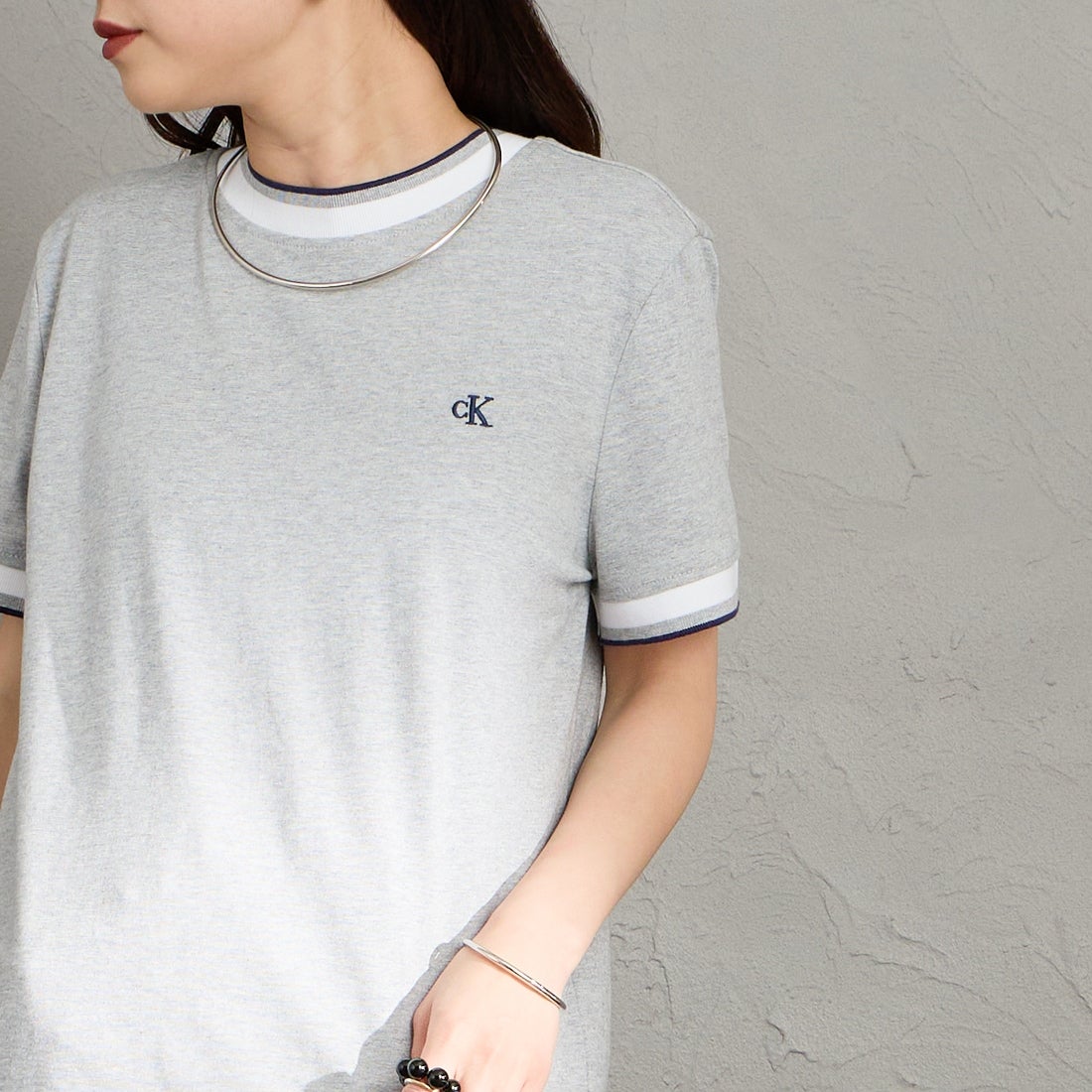 Calvin Klein [カルバンクライン] モノグラムロゴ刺繍 ストライプトリム Tシャツ [47F226G] P79 &&モデル身長：150cm 着用サイズ：XS&&