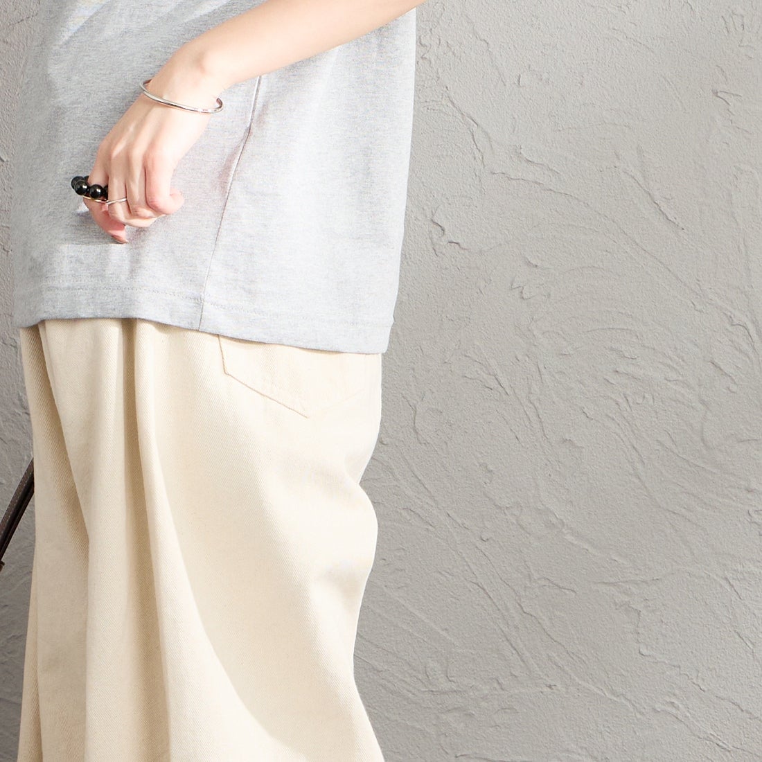 Calvin Klein [カルバンクライン] モノグラムロゴ刺繍 ストライプトリム Tシャツ [47F226G] P79 &&モデル身長：150cm 着用サイズ：XS&&