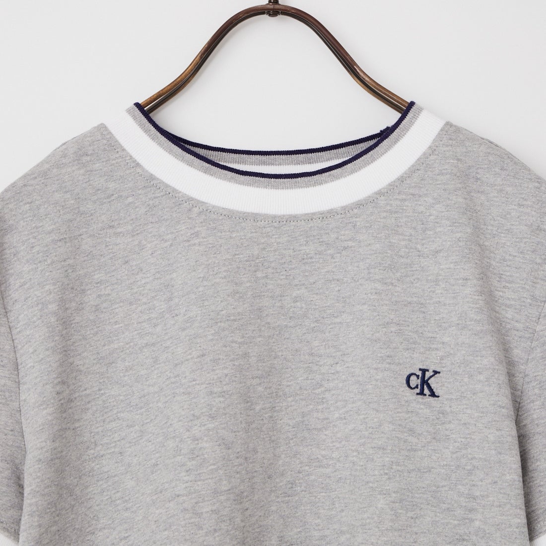 Calvin Klein [カルバンクライン] モノグラムロゴ刺繍 ストライプトリム Tシャツ [47F226G] P79