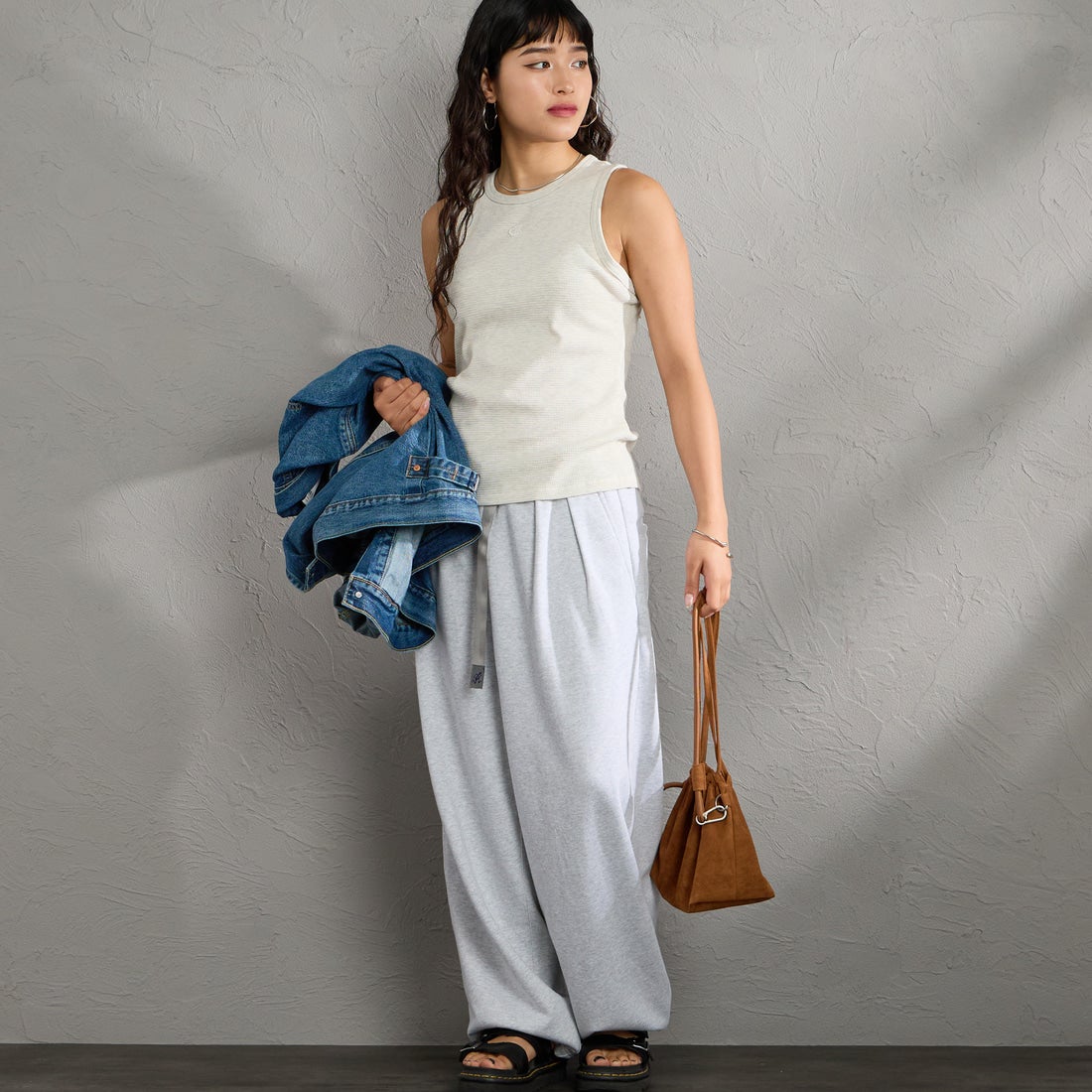 Calvin Klein [カルバンクライン] モノグラムロゴワッペン ワッフル レーサータンク [47F232G] P4P &&モデル身長：162cm 着用サイズ：S&&