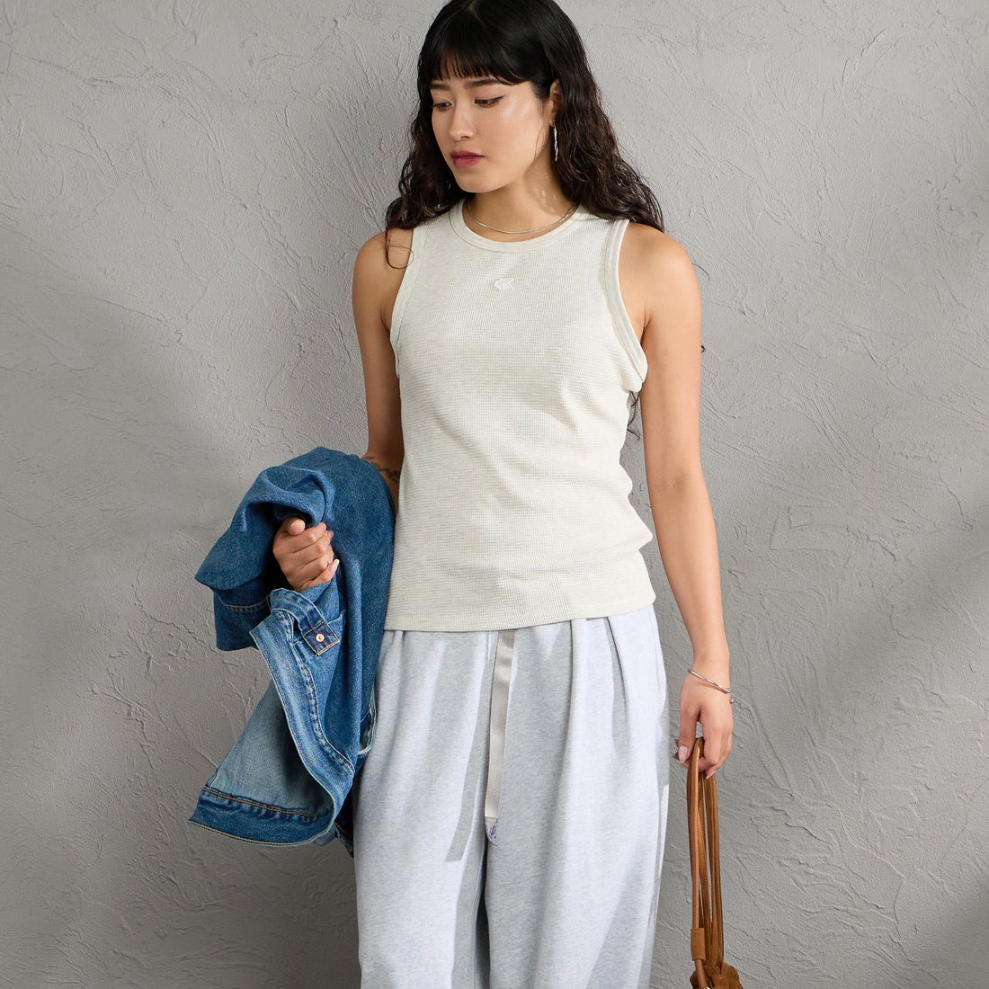 Calvin Klein [カルバンクライン] モノグラムロゴワッペン ワッフル レーサータンク [47F232G] P4P &&モデル身長：162cm 着用サイズ：S&&