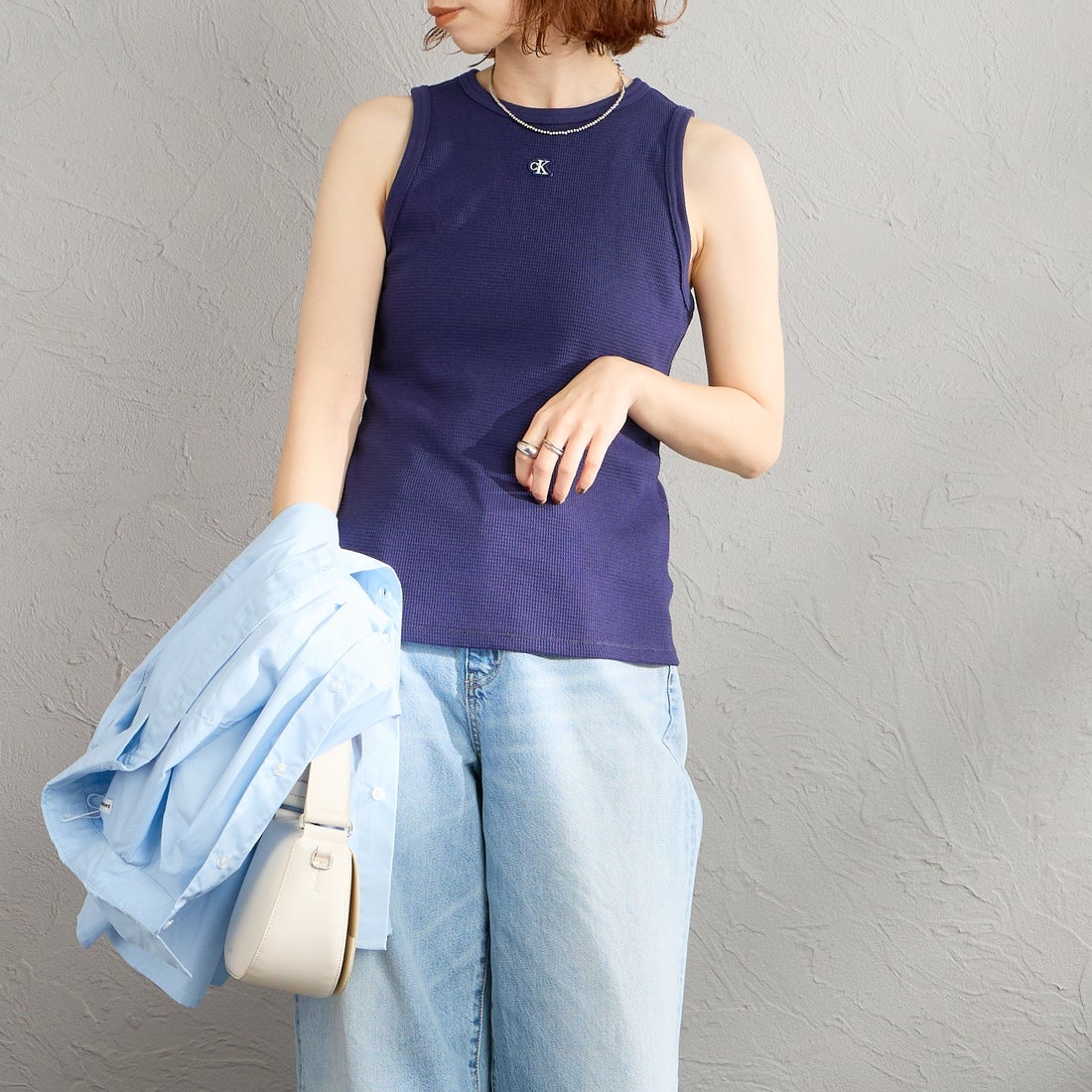 Calvin Klein [カルバンクライン] モノグラムロゴワッペン ワッフル レーサータンク [47F232G] 9EI &&モデル身長：158cm 着用サイズ：S&&