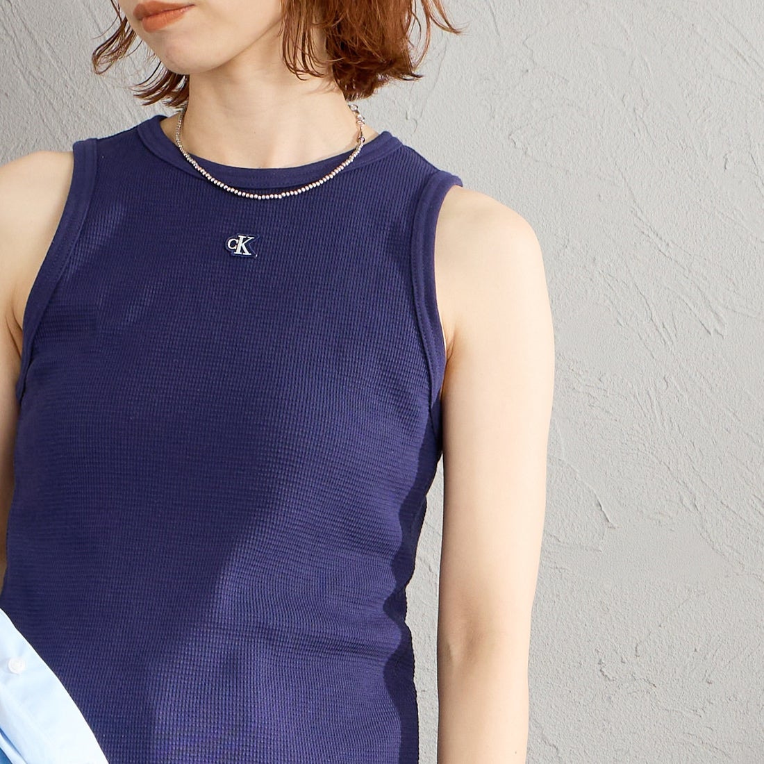 Calvin Klein [カルバンクライン] モノグラムロゴワッペン ワッフル レーサータンク [47F232G] 9EI &&モデル身長：158cm 着用サイズ：S&&