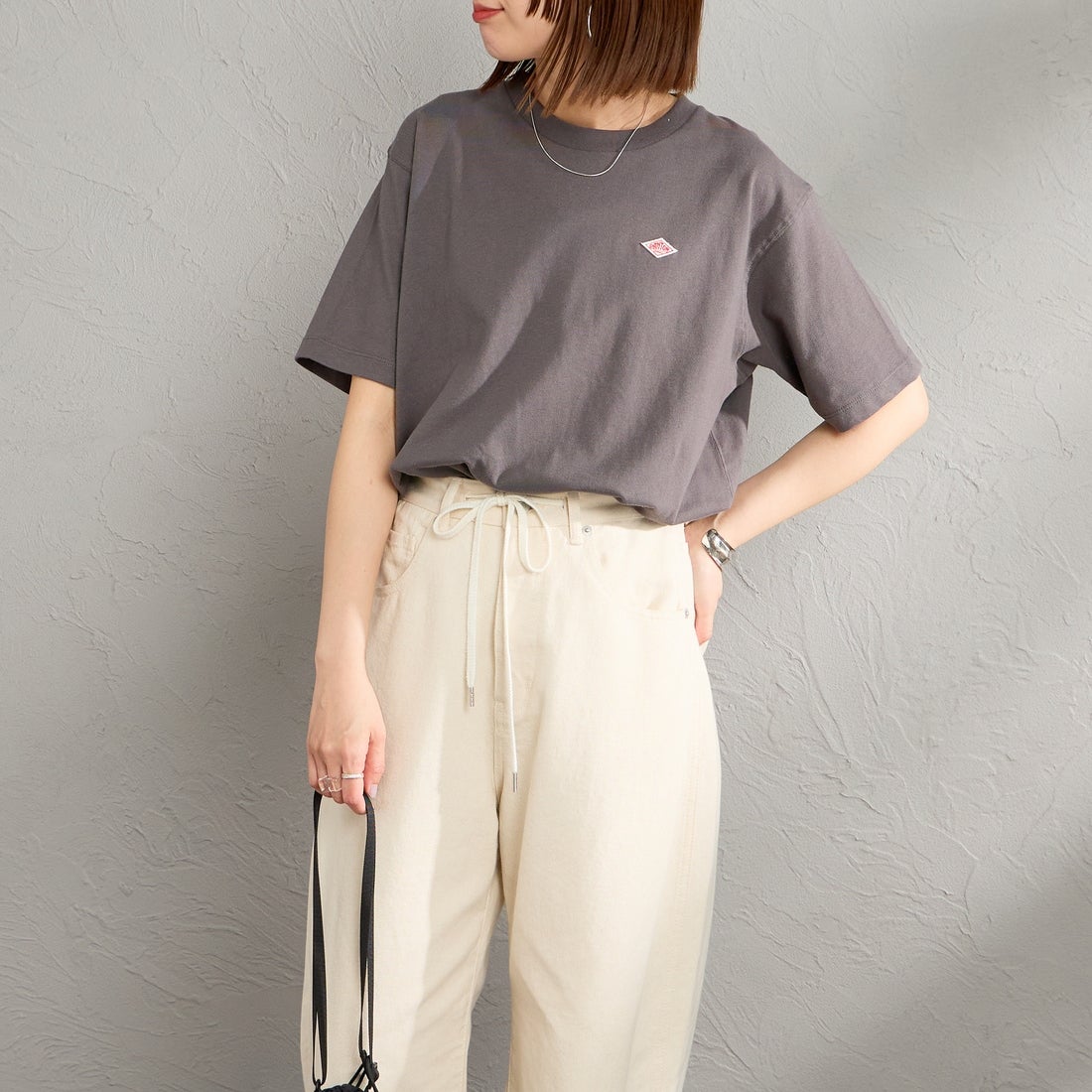 DANTON [ダントン] ショート丈 無地 半袖Tシャツ [DT-C0404CJJ] COAL GREY &&モデル身長：159cm 着用サイズ：M&&