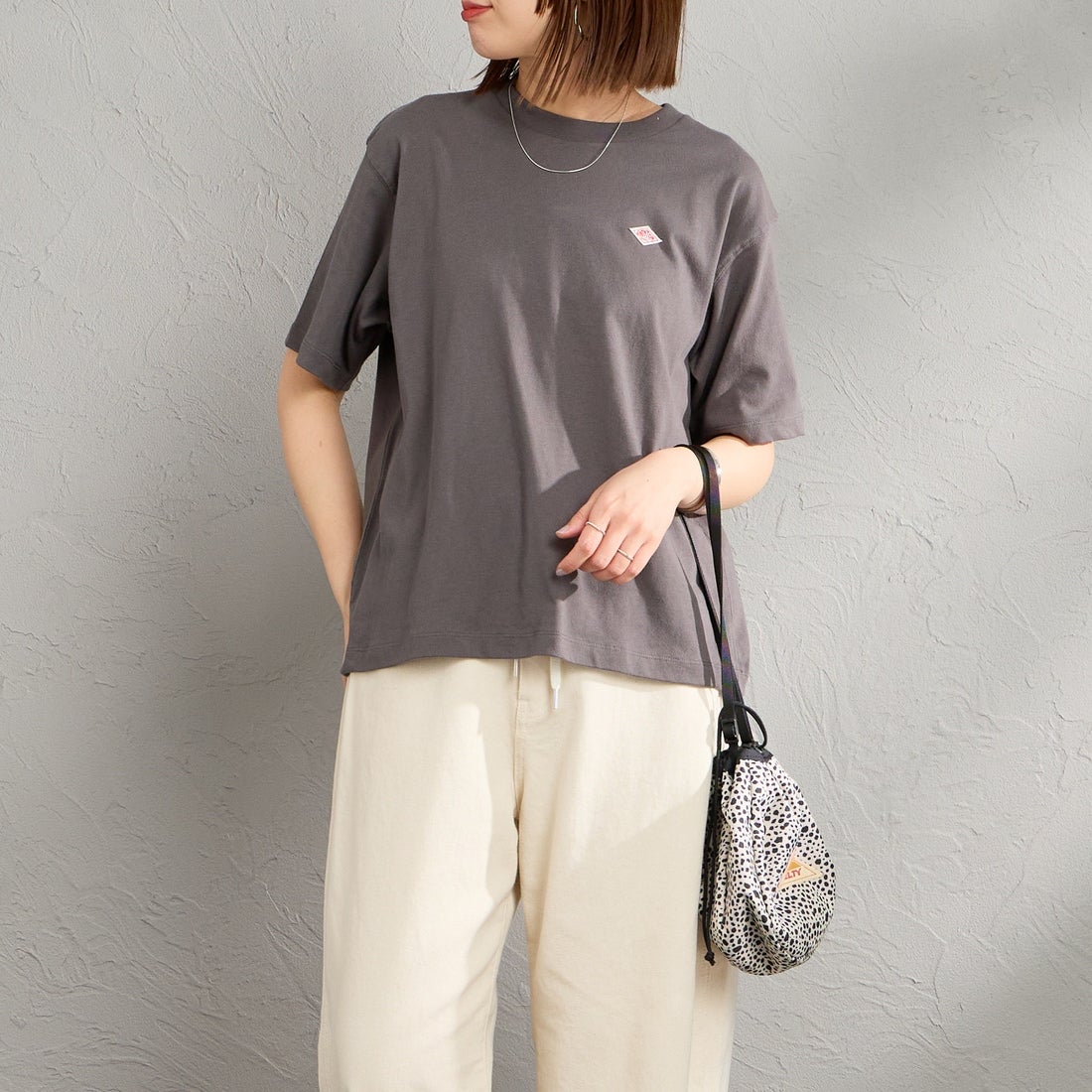 DANTON [ダントン] ショート丈 無地 半袖Tシャツ [DT-C0404CJJ] COAL GREY &&モデル身長：159cm 着用サイズ：M&&