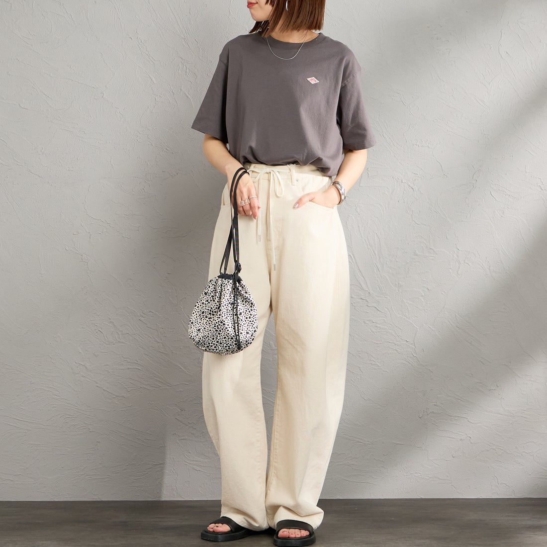 DANTON [ダントン] ショート丈 無地 半袖Tシャツ [DT-C0404CJJ] COAL GREY &&モデル身長：159cm 着用サイズ：M&&