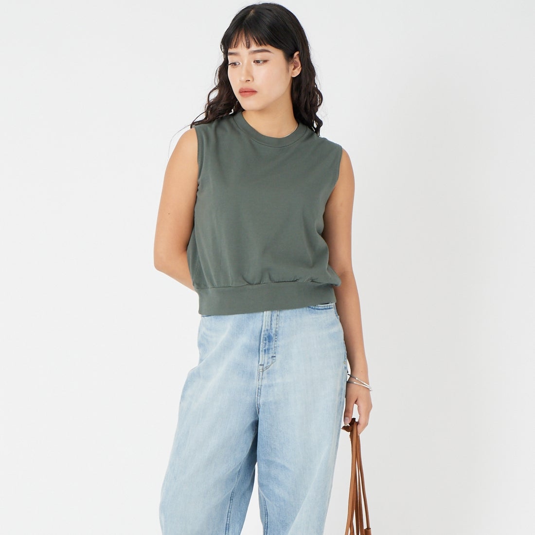 blurhms ROOTSTOCK [ブラームス ルーツストック] クラシックヘムリブ ノースリーブ [BROOTS26S001W] 03 KHAKIBL &&モデル身長：162cm 着用サイズ：0&&