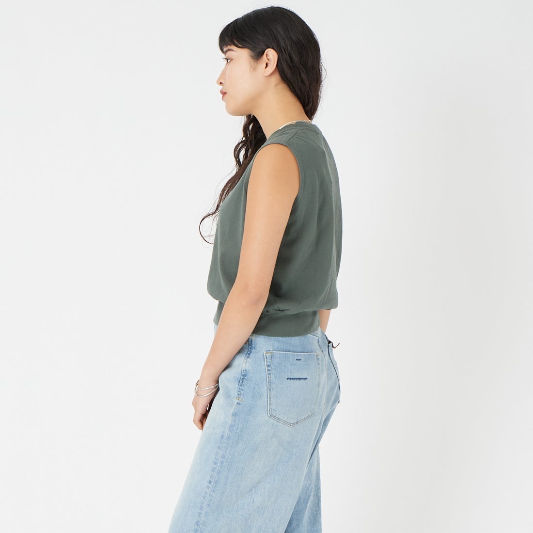 blurhms ROOTSTOCK [ブラームス ルーツストック] クラシックヘムリブ ノースリーブ [BROOTS26S001W] 03 KHAKIBL &&モデル身長：162cm 着用サイズ：0&&