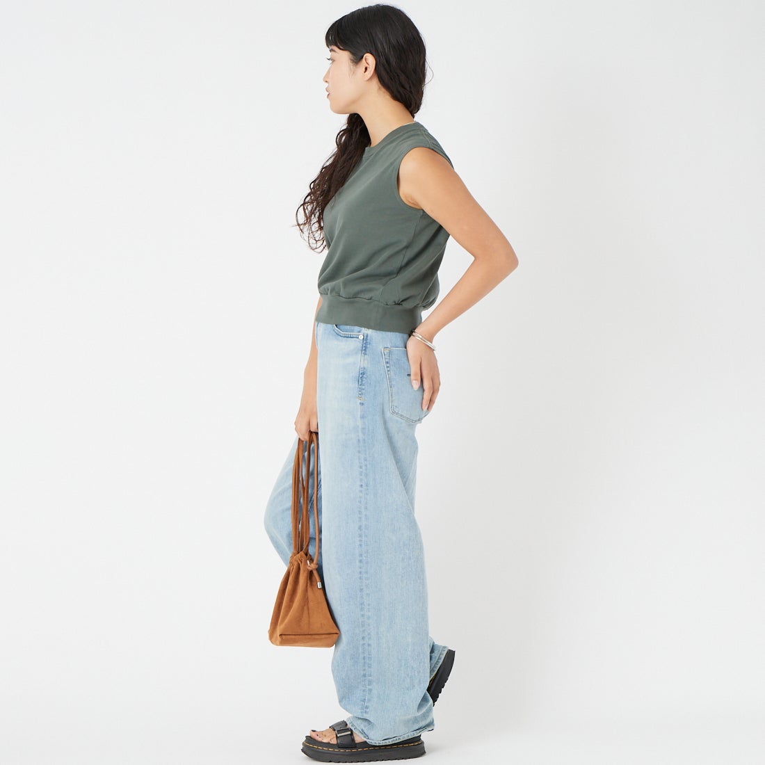 blurhms ROOTSTOCK [ブラームス ルーツストック] クラシックヘムリブ ノースリーブ [BROOTS26S001W] 03 KHAKIBL &&モデル身長：162cm 着用サイズ：0&&