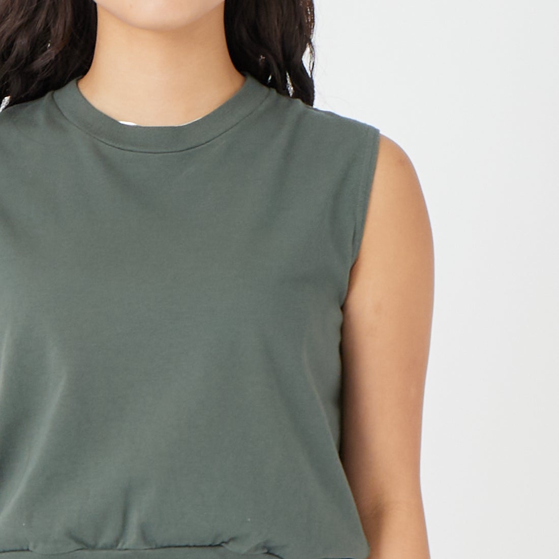 blurhms ROOTSTOCK [ブラームス ルーツストック] クラシックヘムリブ ノースリーブ [BROOTS26S001W] 03 KHAKIBL &&モデル身長：162cm 着用サイズ：0&&