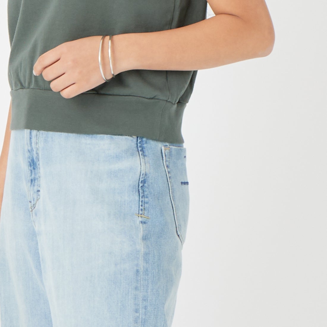 blurhms ROOTSTOCK [ブラームス ルーツストック] クラシックヘムリブ ノースリーブ [BROOTS26S001W] 03 KHAKIBL &&モデル身長：162cm 着用サイズ：0&&