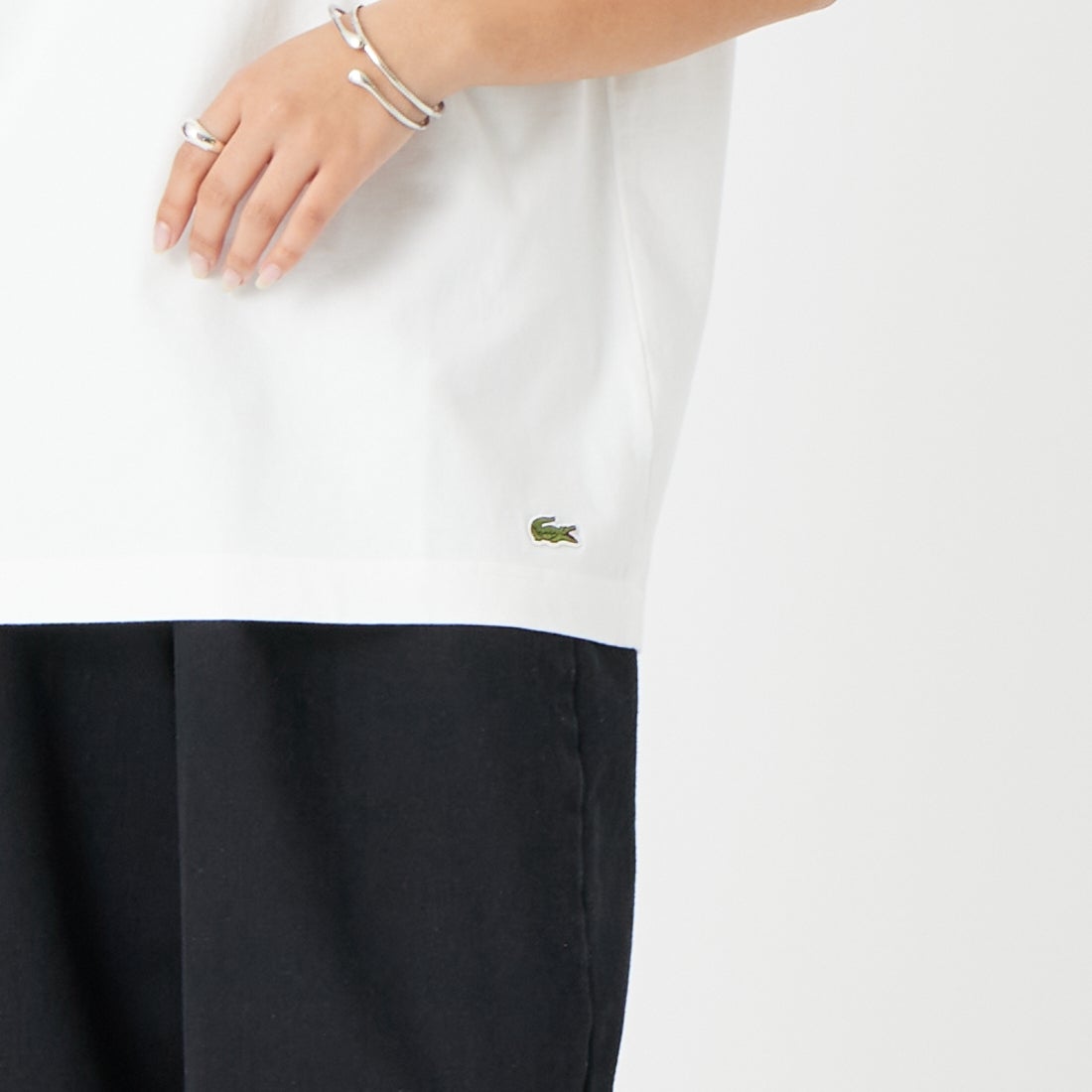 LACOSTE [ラコステ] ビンテージロゴ Tシャツ [TH9425] 70V FLOUR &&モデル身長：162cm 着用サイズ：2&&