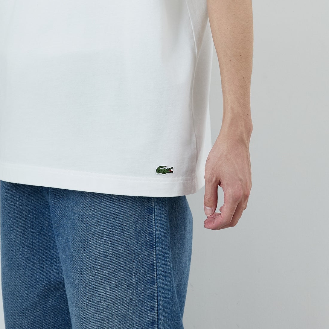 LACOSTE [ラコステ] ビンテージロゴ Tシャツ [TH9425] 70V FLOUR &&モデル身長：168cm 着用サイズ：4&&