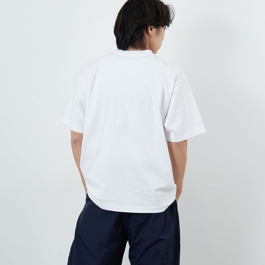 Champion [チャンピオン] 別注 スリーアイコン ロゴ刺繍ポケットTシャツ [C8-D334-JF] 010 WHITE &&モデル身長：179cm 着用サイズ：L&&