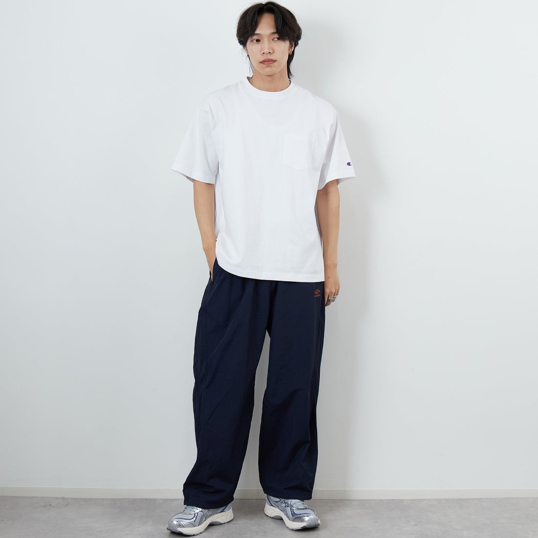 Champion [チャンピオン] 別注 スリーアイコン ロゴ刺繍ポケットTシャツ [C8-D334-JF] 010 WHITE &&モデル身長：179cm 着用サイズ：L&&