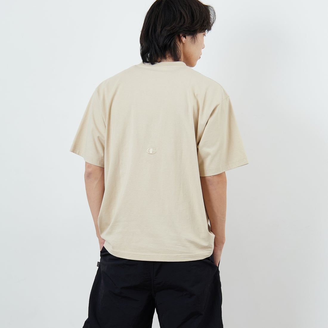 Champion [チャンピオン] 別注 スリーアイコン ロゴ刺繍ポケットTシャツ [C8-D334-JF] 790 PUTTY &&モデル身長：179cm 着用サイズ：L&&