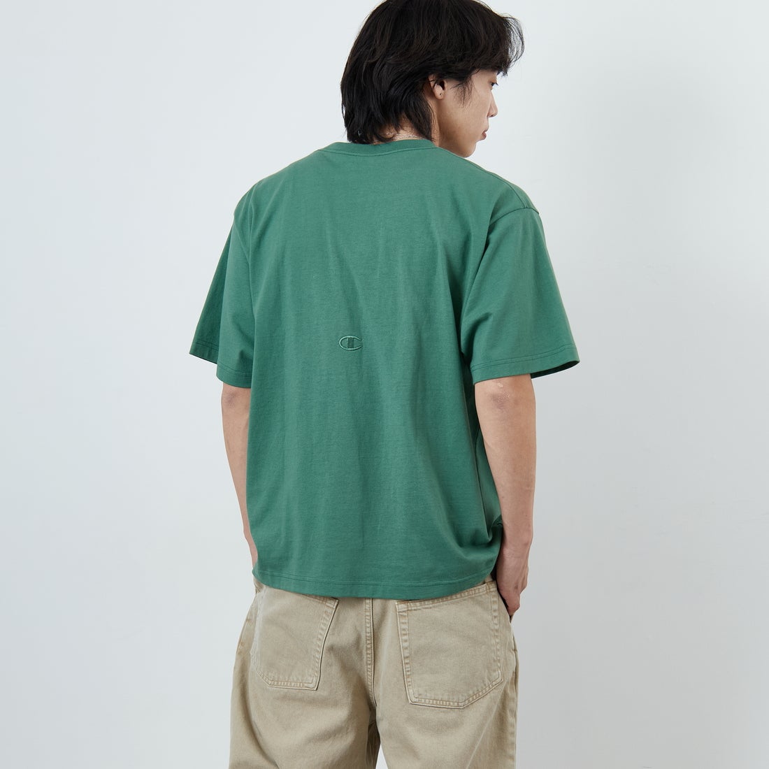 Champion [チャンピオン] 別注 スリーアイコン ロゴ刺繍ポケットTシャツ [C8-D334-JF] 560 M.GREE &&モデル身長：179cm 着用サイズ：L&&