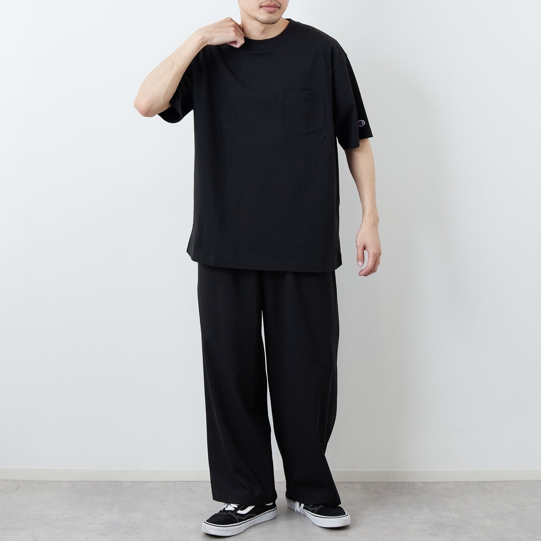 Champion [チャンピオン] 別注 スリーアイコン ロゴ刺繍ポケットTシャツ [C8-D334-JF] 090 BLACK &&モデル身長：168cm 着用サイズ：L&&