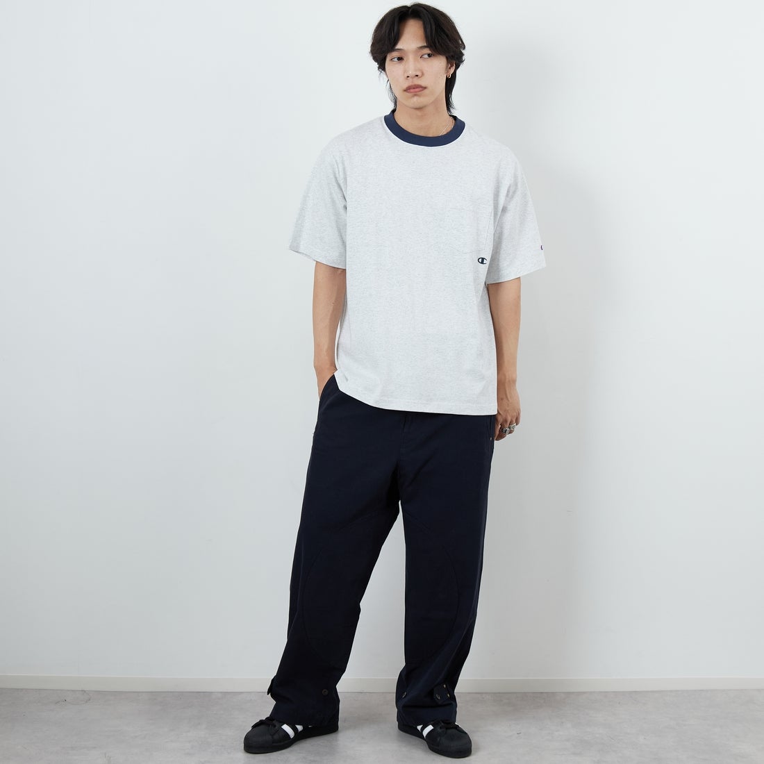 Champion [チャンピオン] 別注 スリーアイコン ロゴ刺繍ポケットTシャツ [C8-D334-JF] 060 H.GRAY &&モデル身長：179cm 着用サイズ：L&&