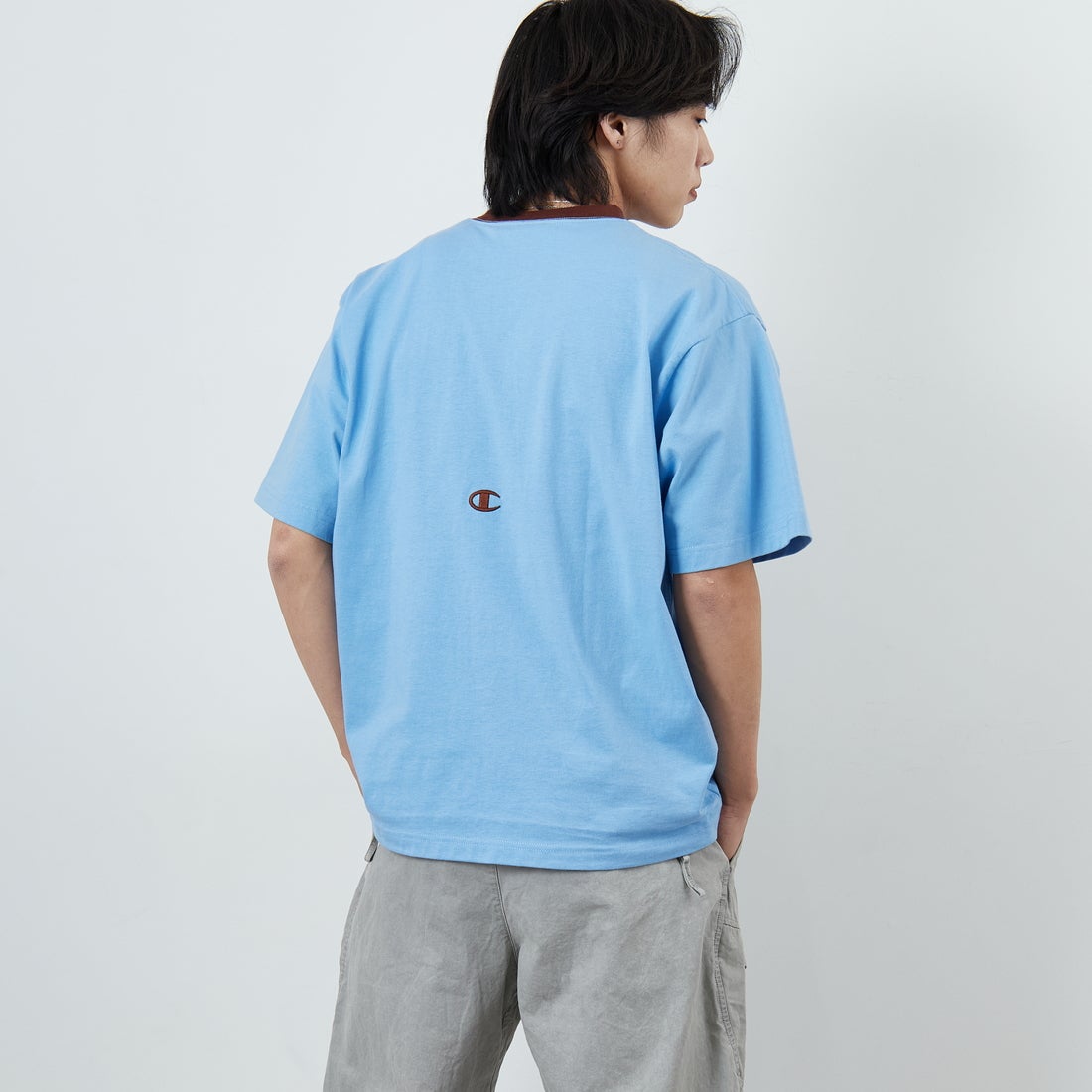 Champion [チャンピオン] 別注 スリーアイコン ロゴ刺繍ポケットTシャツ [C8-D334-JF] 380 L.BLUE &&モデル身長：179cm 着用サイズ：L&&