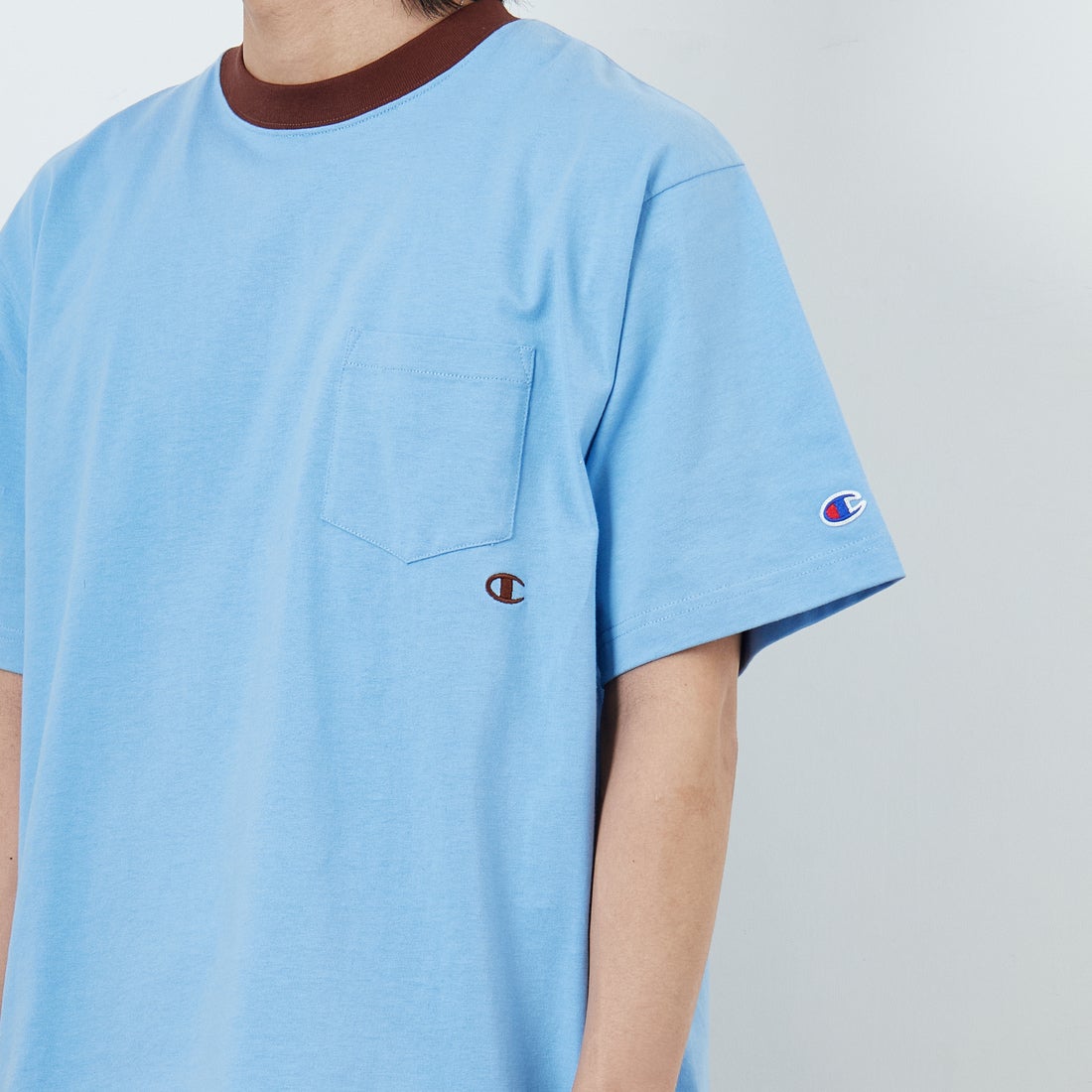 Champion [チャンピオン] 別注 スリーアイコン ロゴ刺繍ポケットTシャツ [C8-D334-JF] 380 L.BLUE &&モデル身長：179cm 着用サイズ：L&&