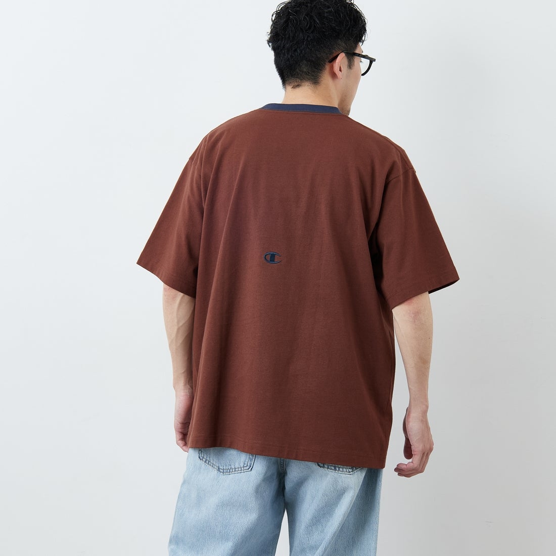 Champion [チャンピオン] 別注 スリーアイコン ロゴ刺繍ポケットTシャツ [C8-D334-JF] 865 M.BROW &&モデル身長：168cm 着用サイズ：L&&