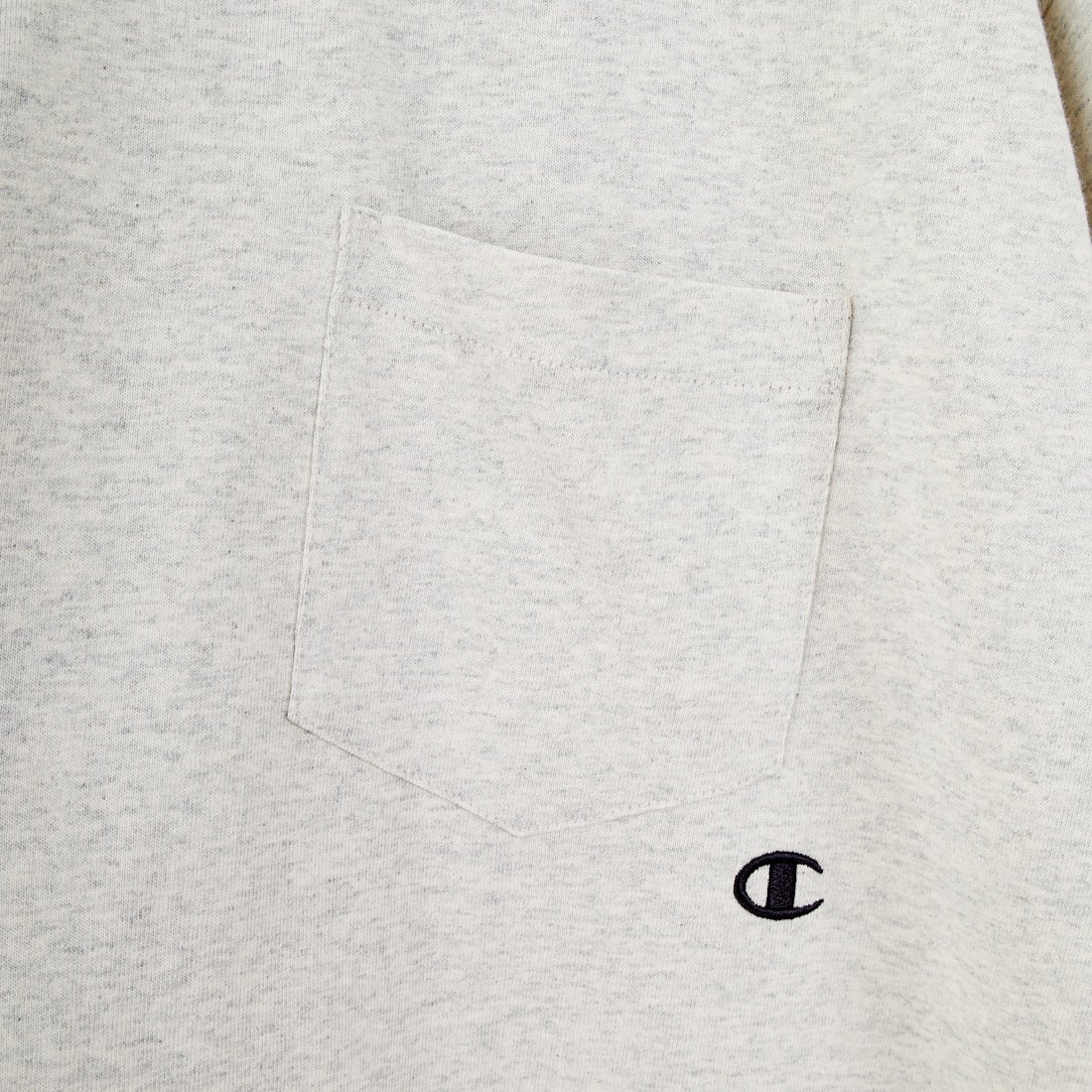 Champion [チャンピオン] 別注 スリーアイコン ロゴ刺繍ポケットTシャツ [C8-D334-JF] 810 OATMEA